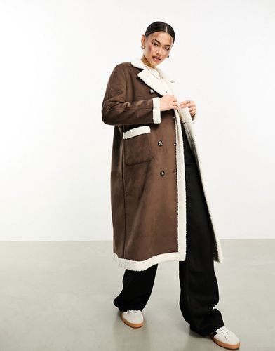 Cappotto stile aviatore taglio lungo doppiato cammello con finiture in pile borg - QED London - Modalova