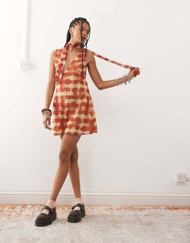 Robe courte à col V et foulard - à imprimé fleurs et carreaux - Reclaimed Vintage - Modalova