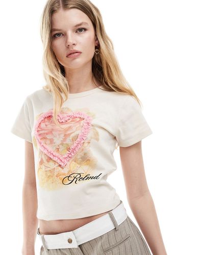 T-shirt baby beige con stampa floreale e cuore di volant in tessuto a rete - Reclaimed Vintage - Modalova