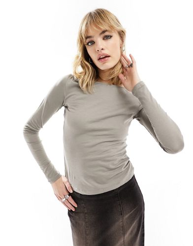 Top a maniche lunghe beige aderente con scollo a barchetta - Weekday - Modalova