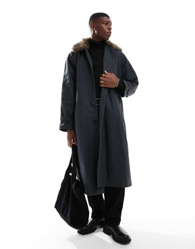 Wade - Trench oversize sbiadito con colletto in pelliccia sintetica - Weekday - Modalova