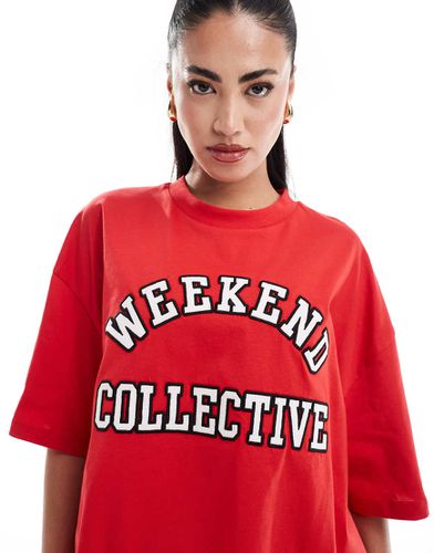 Weekend Collective - T-shirt oversize rossa con logo college - ASOS WEEKEND COLLECTIVE - Modalova