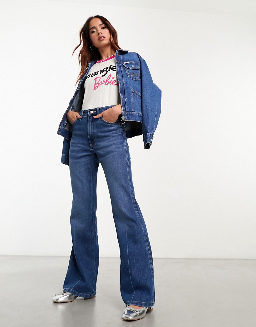 Barbie - Jeans a zampa lavaggio medio in coordinato - Wrangler - Modalova