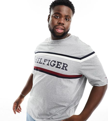 Big & Tall - T-shirt grigia con riga e scritta del logo - Tommy Hilfiger - Modalova
