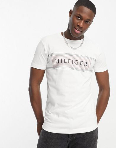 T-shirt bianca con logo a righe sul petto - Tommy Hilfiger - Modalova