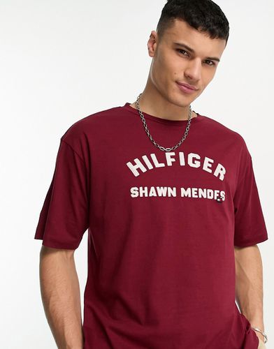 X Shawn Mendes - T-shirt rossa a maniche corte con logo vintage - Tommy Hilfiger - Modalova