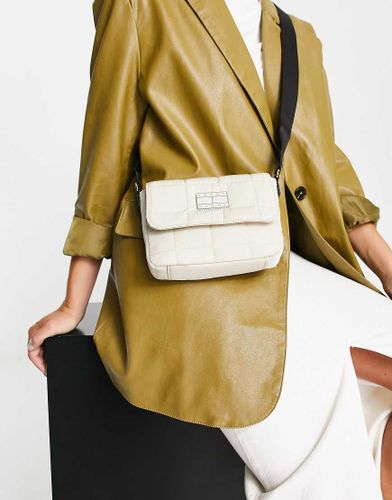 Borsa a tracolla trapuntata con patta color crema - Tommy Jeans - Modalova