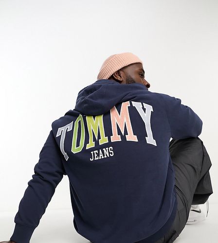 Big & Tall - Felpa con cappuccio con logo della bandiera - Tommy Jeans - Modalova