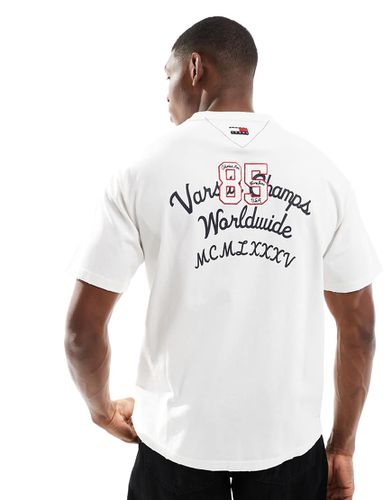 T-shirt sporco con scritta del logo sul petto - Tommy Jeans - Modalova