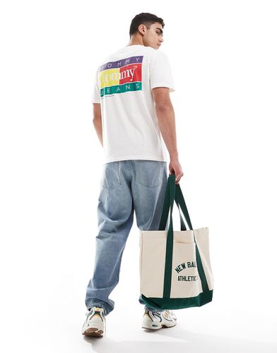 T-shirt bianca con stampa multicolore del logo sulla schiena - Tommy Jeans - Modalova