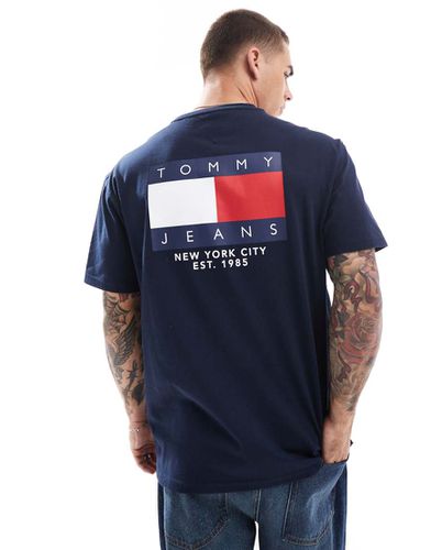 T-shirt con stampa della bandiera del logo sul retro - Tommy Jeans - Modalova