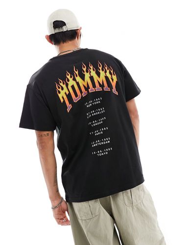 T-shirt nera comoda con stampa vintage con fiamme - Tommy Jeans - Modalova