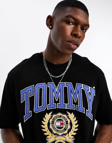 T-shirt skater nera con logo vivace stile college - Tommy Jeans - Modalova