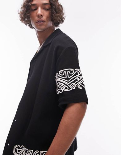 Polo in jersey oversize nera ricamata con bottoni - Topman - Modalova