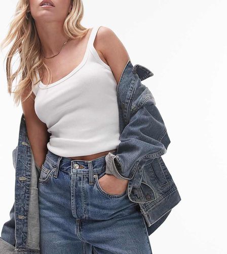 Canotta con spalline sottili e scollo rotondo bianca a coste - Topshop Petite - Modalova