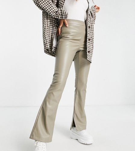 Petite - Pantaloni a zampa con spacco sul fondo in pelle sintetica color stucco - Topshop - Modalova