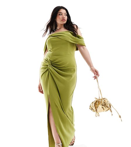 Vestito lungo da damigella color oliva con pieghe e scollo alla Bardot - TFNC Plus - Modalova