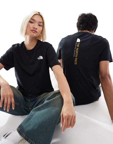 T-shirt nera con stampa sul retro di logo verticale - The North Face - Modalova