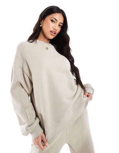 Felpa basic oversize girocollo beige slavato - The Couture Club - Modalova