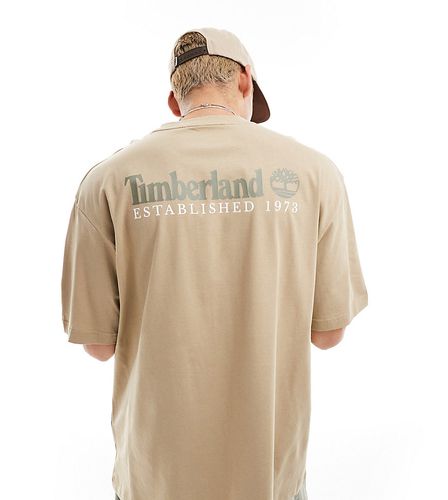 T-shirt oversize beige con logo grande sulla schiena - In esclusiva per ASOS - Timberland - Modalova