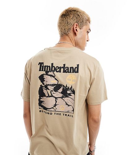 T-shirt oversize beige con stampa sulla schiena - In esclusiva per ASOS - Timberland - Modalova