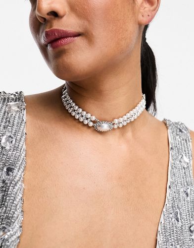 Collana spessa con perle e pendente - True Decadence - Modalova