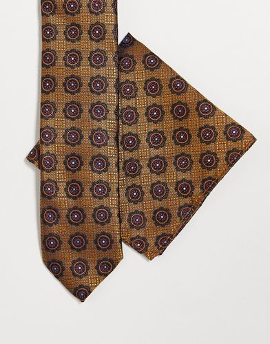 Set con cravatta e fazzoletto da taschino color senape con stampa a mosaico - Twisted Tailor - Modalova