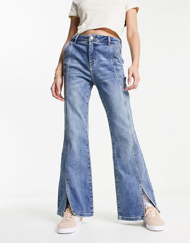 Jeans a zampa con cuciture a vista e spacco sul davanti - Urban Revivo - Modalova