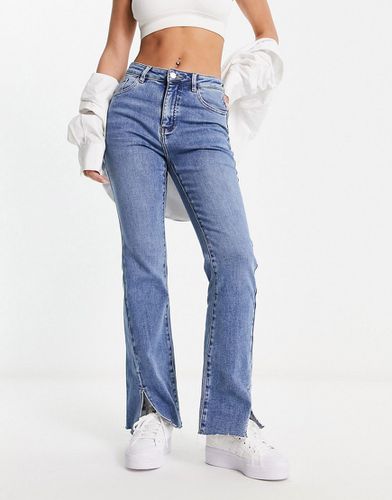 Jeans a zampa con fondo spaccato e incrociato - Urban Revivo - Modalova