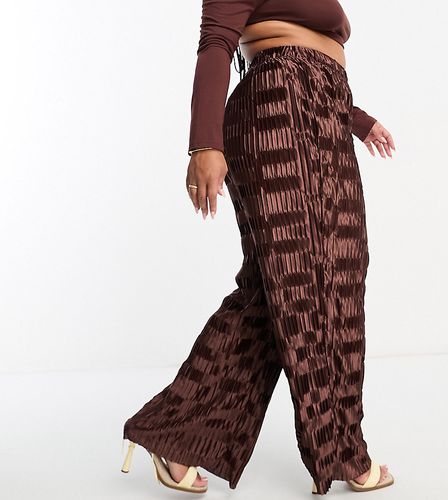 Pantaloni a fondo ampio marrone cioccolato in raso plissé in coordinato - Urban Threads Curve - Modalova