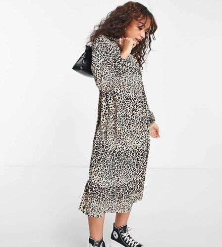 Vestito grembiule midi a balze con stampa leopardata - Urban Threads Petite - Modalova