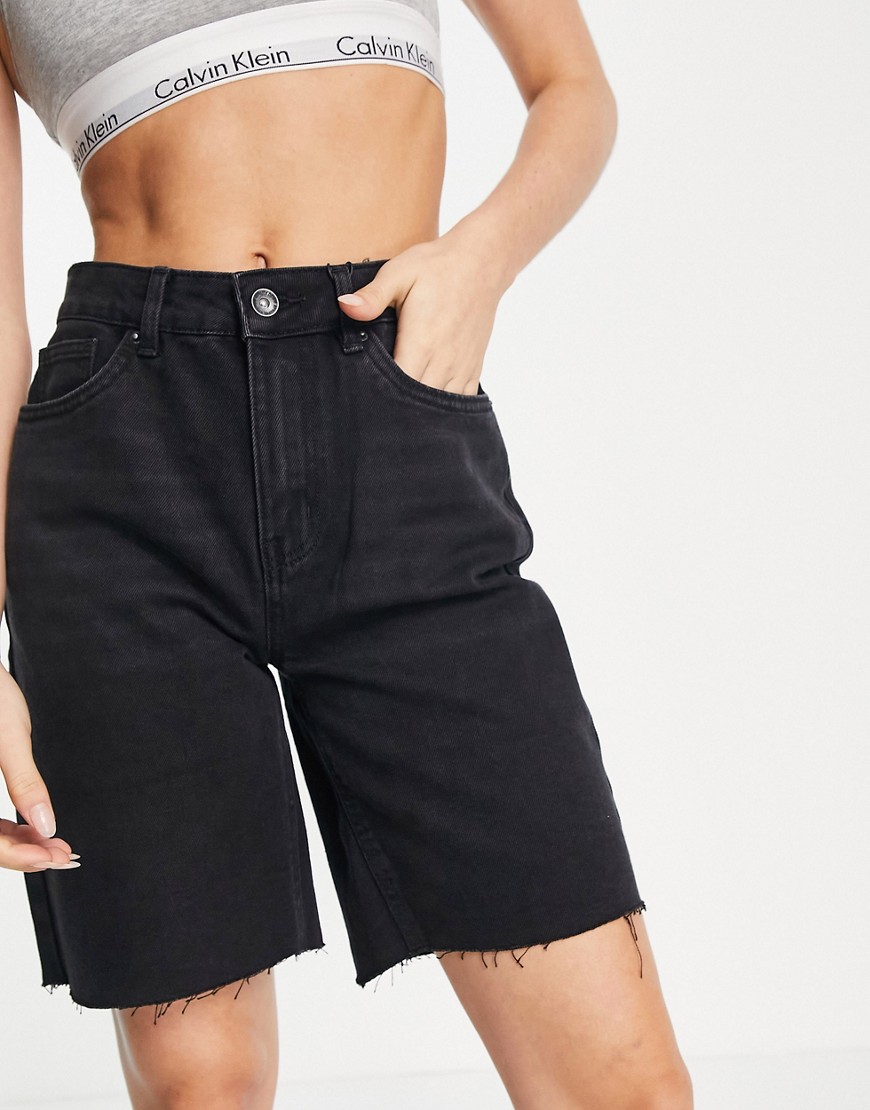 Pantaloncini di jeans taglio lungo neri con fondo grezzo - Vero Moda - Modalova