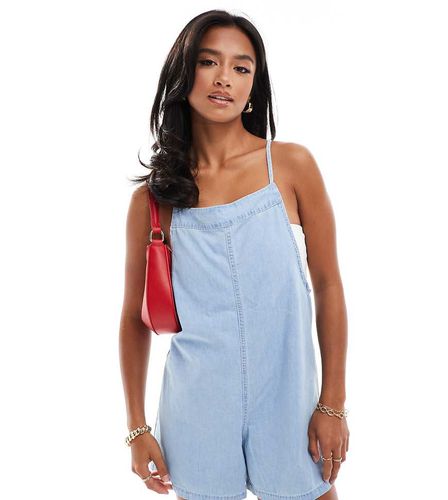 Tuta corta in chambray azzurra con scollo rotondo - Vero Moda Petite - Modalova