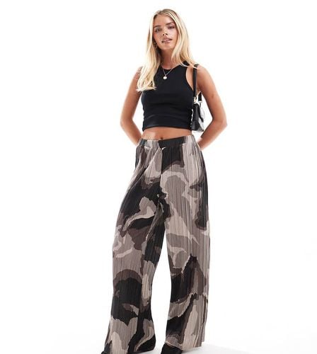 Pantaloni plissé a fondo ampio marroni con stampa astratta - Vero Moda Petite - Modalova