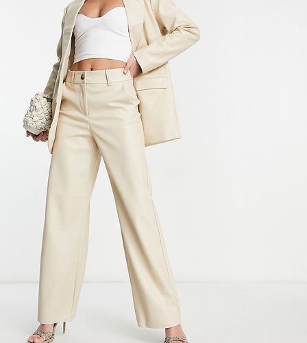 Pantaloni da abito sartoriali in pelle sintetica color crema in coordinato - Vero Moda Tall - Modalova