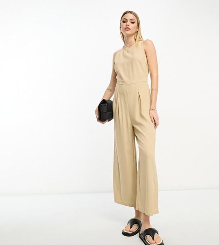 Tuta jumpsuit con lino beige a pieghe sul davanti con fondo ampio e allacciatura sul retro - Vero Moda Tall - Modalova