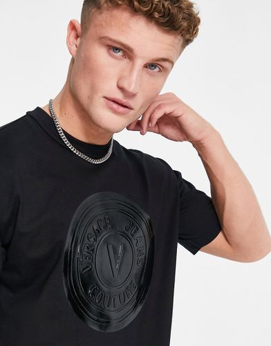 T-shirt nera con logo gommato - Versace Jeans Couture - Modalova