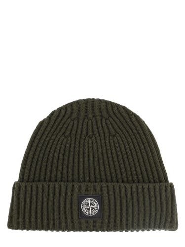 Berretto a costine con patch logo - stone island - Modalova