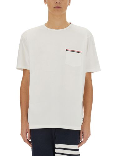 Thom browne t-shirt with pocket - thom browne - Modalova