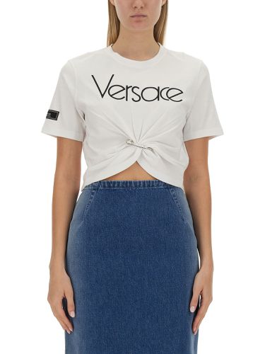 Versace "safety pin" logo t-shirt - versace - Modalova