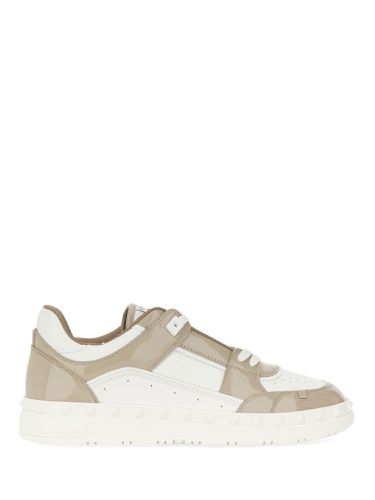 Low top sneaker "freedots" - valentino garavani - Modalova