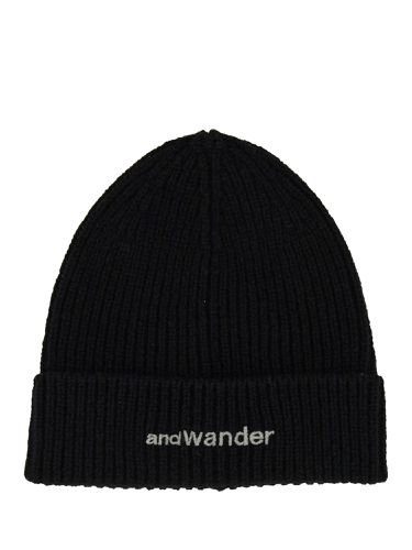 And wander beanie hat with logo - and wander - Modalova