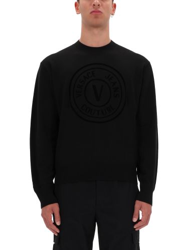 Jersey with v-emblem - versace jeans couture - Modalova
