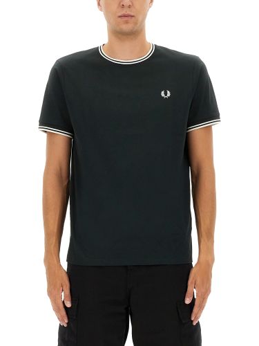 Fred perry double stripe t-shirt - fred perry - Modalova