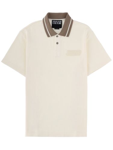 Polo con patch logo - versace jeans couture - Modalova