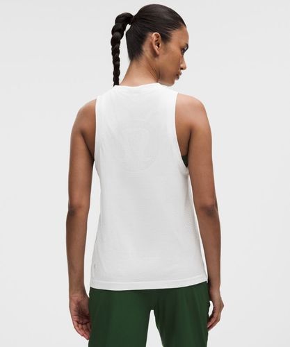 “ Swiftly Relaxed Tanktop in HÃ¼ftlÃ¤nge Logo fÃ¼r Frauen â€“ GrÃ¶ÃŸe 8 in - lululemon - Modalova