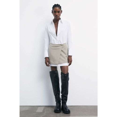 Mini-Hemdkleid aus Gabardine mit Wickelrock in Kontrastfarbe und asymmetrischem Verschluss. Kombiniert mit den Overknee-Boots Roundshape entsteht ein - 8058701382378 - Modalova