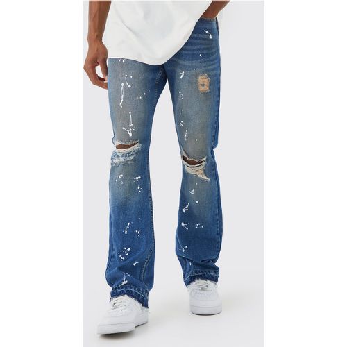 Jeans a zampa Slim Fit con strappi sul ginocchio - boohoo - Modalova