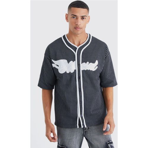 Camicia da baseball oversize Official a righe verticali - boohoo - Modalova