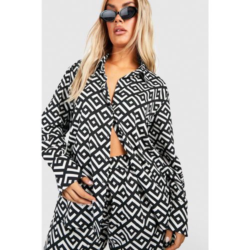 Set Plus Size camicia con motivi geometrici monocromatici & pantaloncini coordinati - boohoo - Modalova